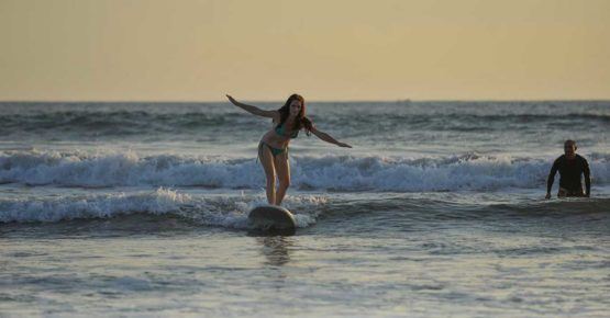 Surfing In Puerto Lopez foto 2