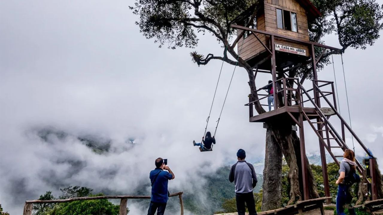 Trekking Até A Casa Da Árvore Em Baños De Agua Santa